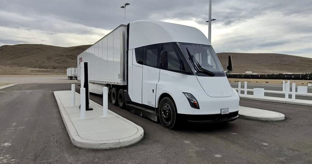 Elon Musk：Tesla Semi 電動卡車載貨物續航依然可破 500 英里／800 公里 - 電腦王阿達